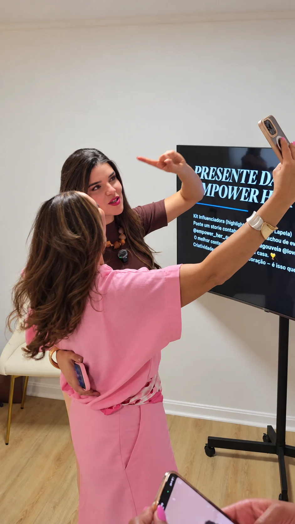 Anna Gouveia com uma participante depois de palestra para empresarias nos Estados Unidos