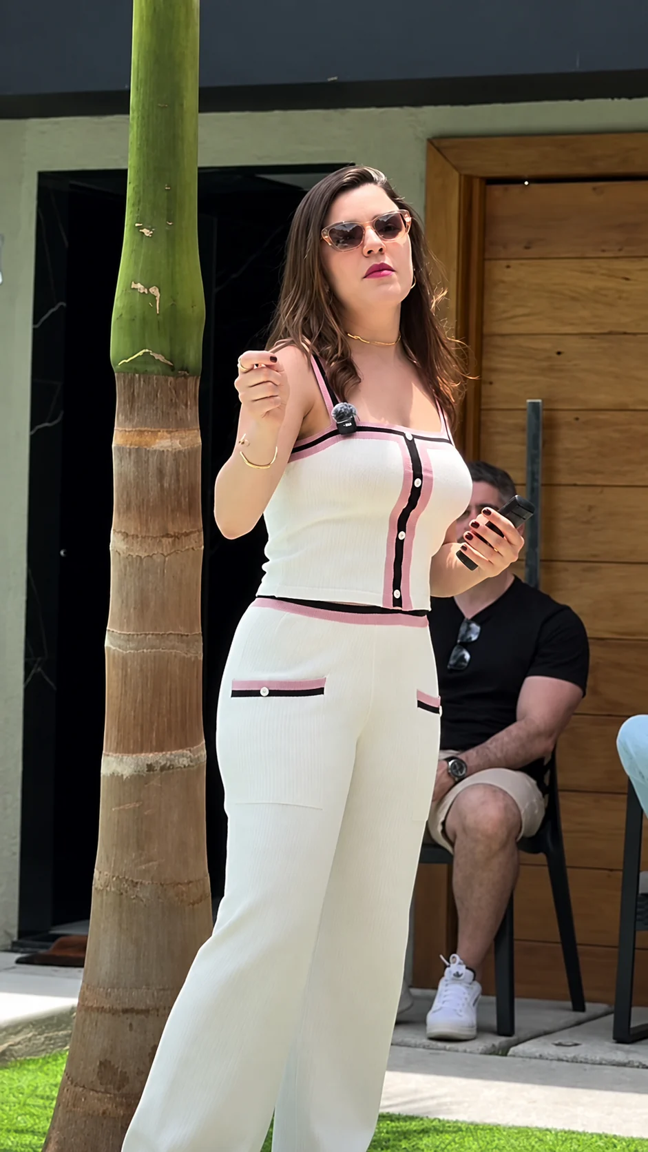 Anna Gouveia falando em um encontro de empresarios da Neway