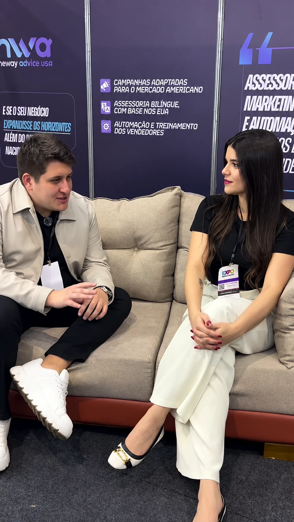 Anna Gouveia em entrevista diante do painel da Neway Advice USA