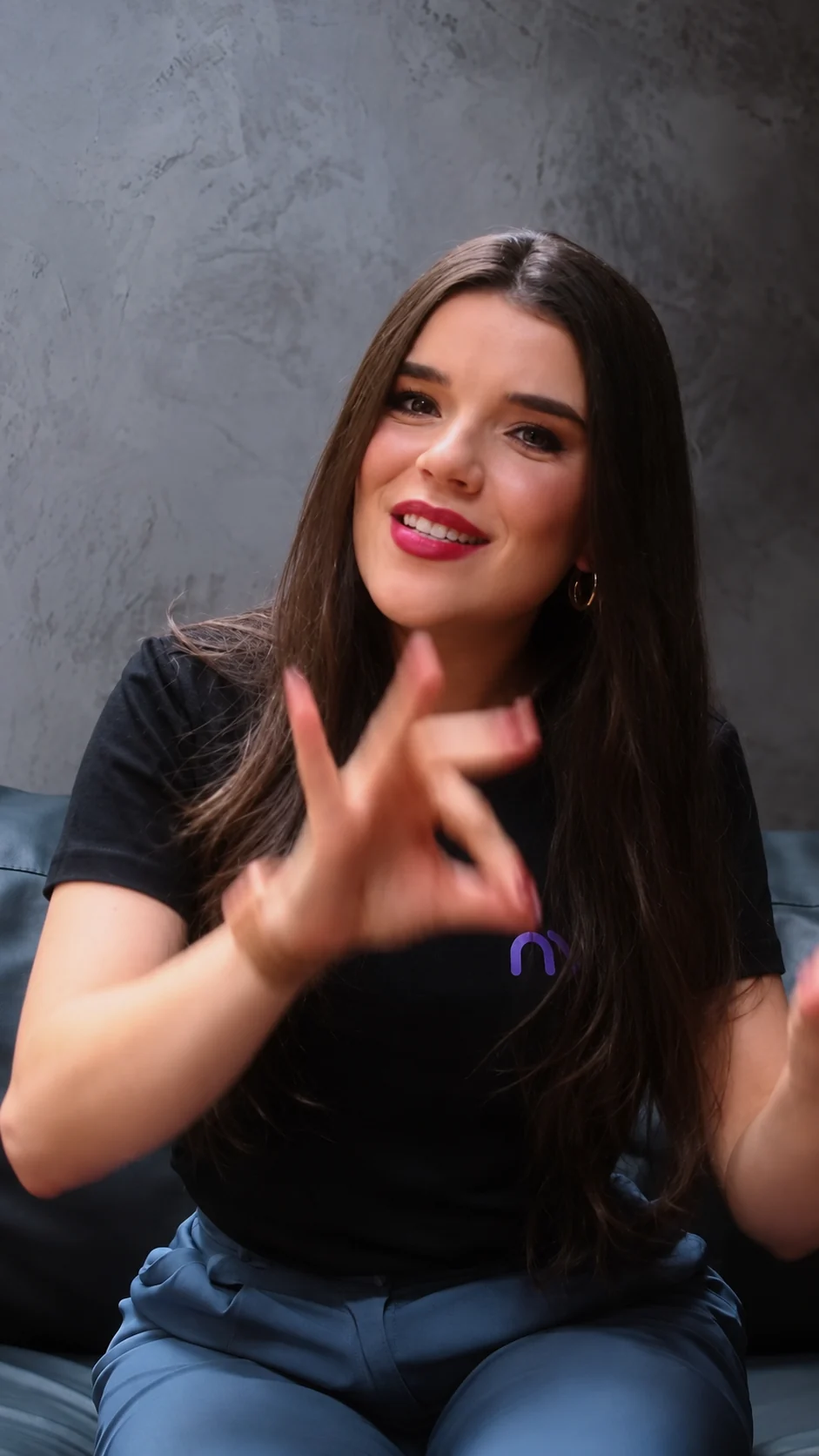 Anna Gouveia em retrato no estudio com camiseta preta da Neway