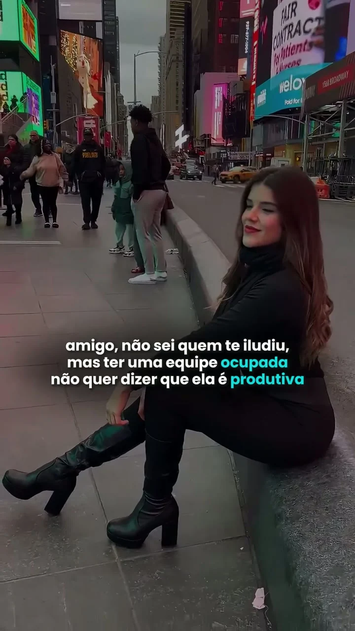 Anna Gouveia sentada em Times Square durante viagem aos Estados Unidos